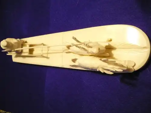 Skulptur - Beinschnitterei - Eskimo auf Rentierschlitten auf Beinplatten montiert  (344) Preis reduziert