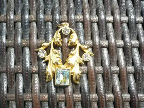 Kettenanhänger vergoldet mit 3 Zirkonen und einem hellblauem Stein (499)  Preis reduziert