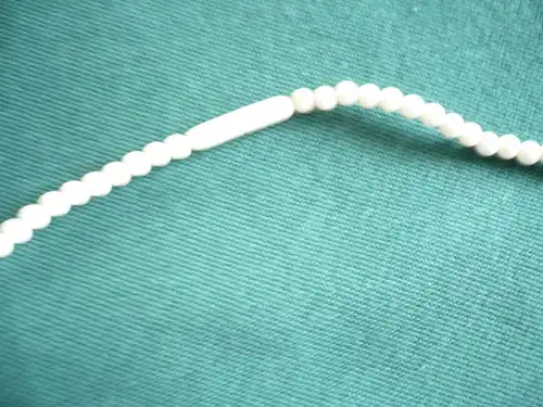 Jugendstil Elfenbeinkette,teilweise geschnitzte Perlen im Größenverlauf (509) 
