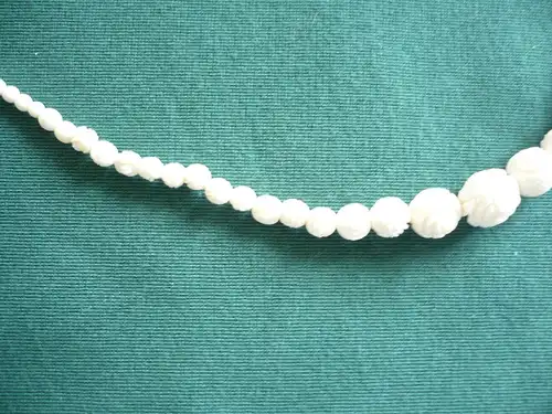 Jugendstil Elfenbeinkette,teilweise geschnitzte Perlen im Größenverlauf (509) 