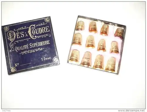 Dés à coudre - Qualité Supérieure - 1 Douz - 12 Messing-Fingerhüte mit farbigen Steinen in org. Verpackung ca. 1920 