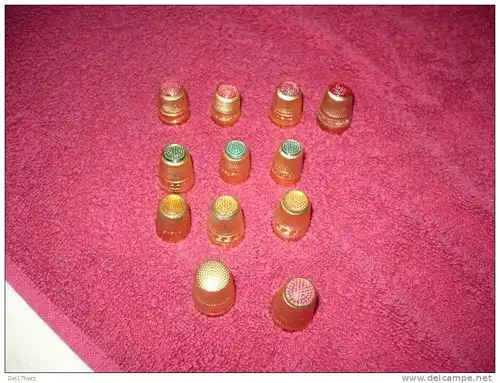 Dés à coudre - Qualité Supérieure - 1 Douz - 12 Messing-Fingerhüte mit farbigen Steinen in org. Verpackung ca. 1920 