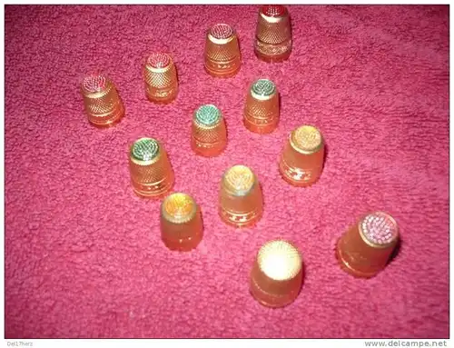 Dés à coudre - Qualité Supérieure - 1 Douz - 12 Messing-Fingerhüte mit farbigen Steinen in org. Verpackung ca. 1920 