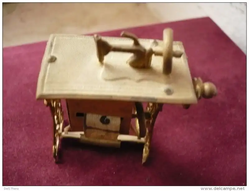 Nähmaschinen-Miniatur mit Stoff-Massband - sehr alt - Preis reduziert 1