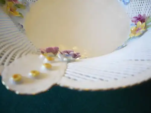 Porzellan - feiner Flechtkorb mit aufgesetzten Blüten (574) Preis reduziert
