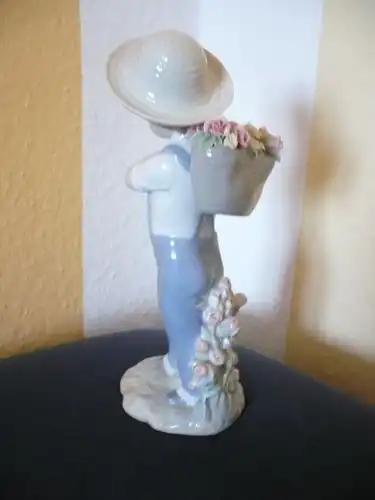 Porzellan-Figur - Junge mit Rosenkorb (579) Preis reduziert
