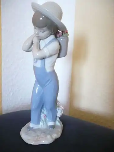 Porzellan-Figur - Junge mit Rosenkorb (579) Preis reduziert