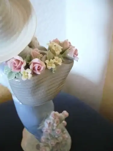 Porzellan-Figur - Junge mit Rosenkorb (579) Preis reduziert