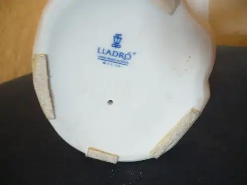 Porzellan-Figur - Junge mit Rosenkorb (579) Preis reduziert