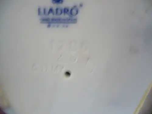 Porzellan-Figur - Junge mit Rosenkorb (579) Preis reduziert