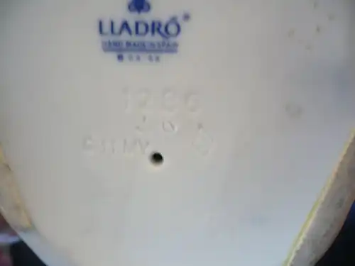 Porzellan-Figur - Junge mit Rosenkorb (579) Preis reduziert