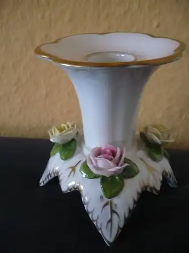 Porzellan Kerzenständer mit aufgesetzten Blüten und Goldverzierung (593) Preis reduziert