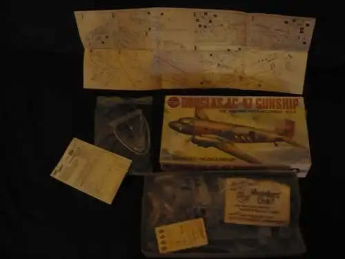 Flugzeug-Bausatz in org. Karton DOUGLAS AC-47 GUNSHIP (600) Preis reduziert