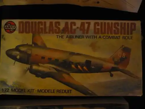 Flugzeug-Bausatz in org. Karton DOUGLAS AC-47 GUNSHIP (600) Preis reduziert