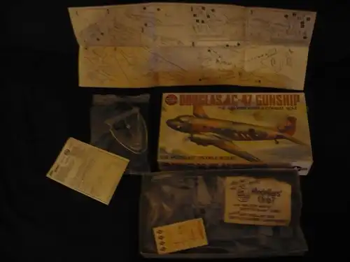 Flugzeug-Bausatz in org. Karton DOUGLAS AC-47 GUNSHIP (600) Preis reduziert