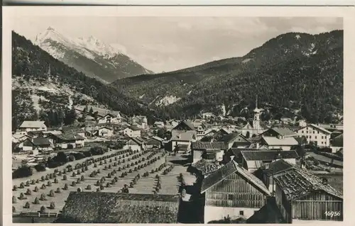 Scharnitz v. 1960 Teil-Dorf-Ansicht mit Baum Allee (AK1354)