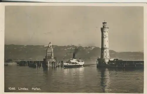 Lindau v. 1933 Hafeneinfahrt mit einen Bodenseedampfer (AK1450)