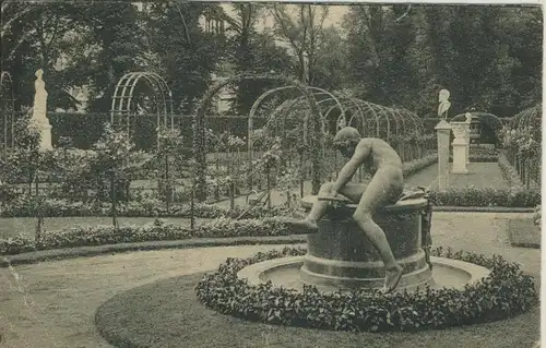 Potsdam v. 1919 Brunnen in der Anlage (AK1550)