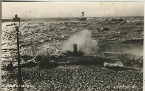 Scheveningen v. 1956 Storn op de Kust (AK1917)