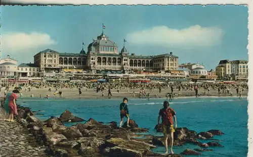 Scheveningen v. 1957 Strandleven met Kurhaus (AK1923)