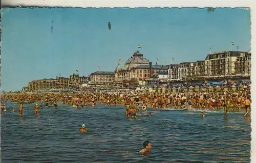 Scheveningen v. 1953 Strand met Kurhaus (AK1924)