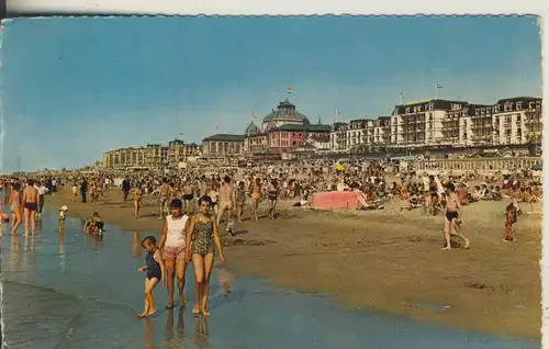 Scheveningen v. 1953 Strand met Kurhaus (AK1925)