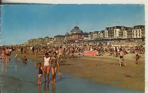 Scheveningen v. 1957 Strand met Kurhaus (AK1926)