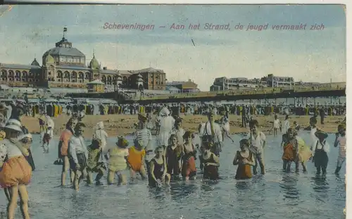 Scheveningen v. 1926 Aan het Strand de jeugd vermaakt zich (AK1999)