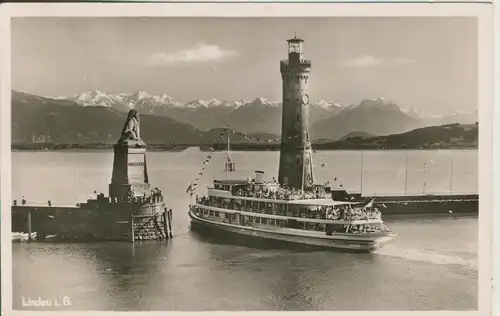 Lindau v. 1953 Hafeneinfahrt mit Dampfer (AK1664)