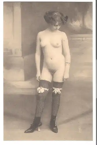 Junge Frau stehend in Netzstrümpfen v. 1912 (EA03)