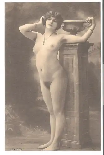 Junge Frau nackt stehend vor Säule v. 1912 (EA09)