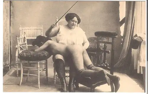 Junge Frau wird von Frau mit Stock gezüchtigt v. 1912 (EA32)