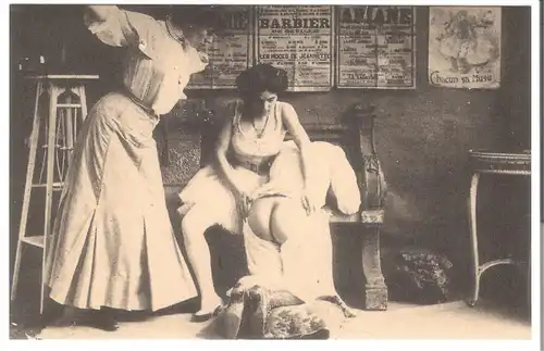 Junge Frau wird von 2 Frauen mit Hand gezüchtigt v. 1912 (EA34)