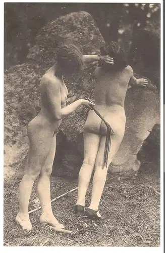 Junge Frau wird von junger Frau ausgepeitscht v. 1912 (EA35)