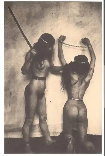Junge Frau in Handschellen wird von junger Frau ausgepeitscht v. 1912 (EA37) 