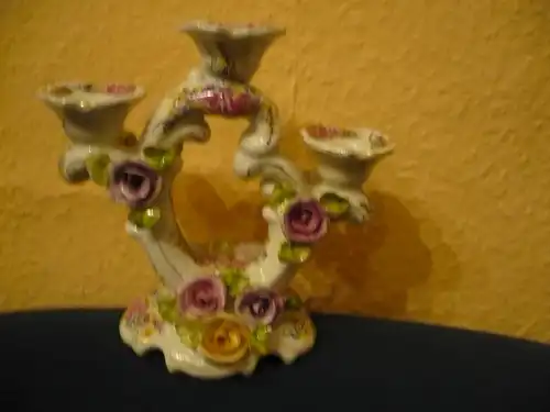 3-flammiger Porzellan-Kerzenleuchter mit aufgesetzten Blüten (668) Preis reduziert