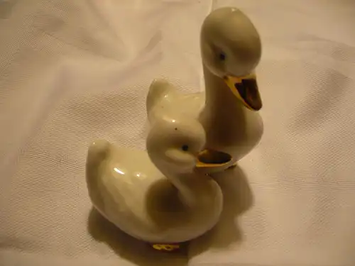 Entenpaar aus Porzellan mit vergoldeten Schnäbeln und Füßen (728BW) Preis reduziert