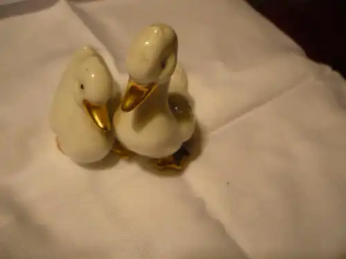 Entenpaar aus Porzellan mit vergoldeten Schnäbeln und Füßen (728BW) Preis reduziert