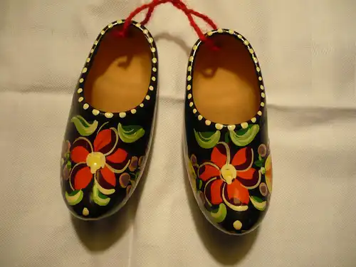 Paar \" Holland-Schuhe \" aus Ton floral bemalt (730BW) Preis reduziert