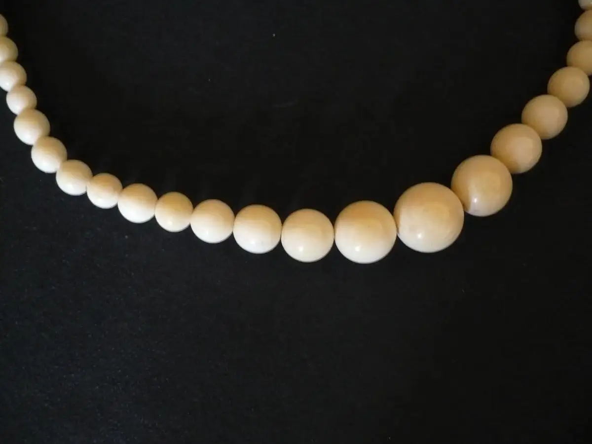 Jugendstil Elfenbeinkette, Perlen, im größenverlauf gearbeitet (763) 1