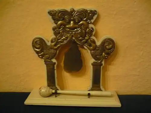 Tischgong - Bronze/Messing auf Holzgestell und Holzkloppel - ca. 19.Jhd (811) Preis reduziert
