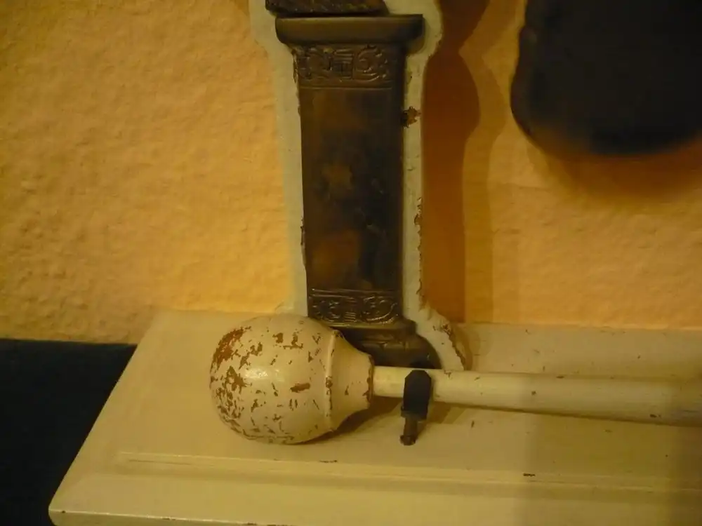 Tischgong - Bronze/Messing auf Holzgestell und Holzkloppel - ca. 19.Jhd (811) Preis reduziert 7