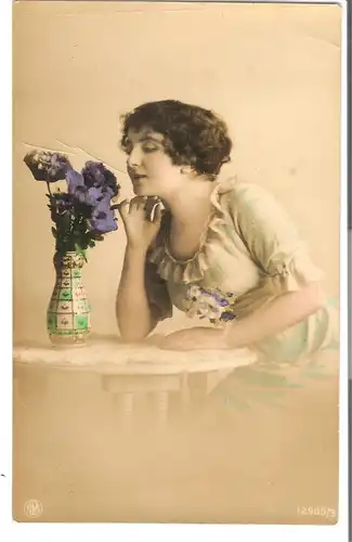 Junge Frau riecht an Blumenstrauß - von 1925 (AK3738)
