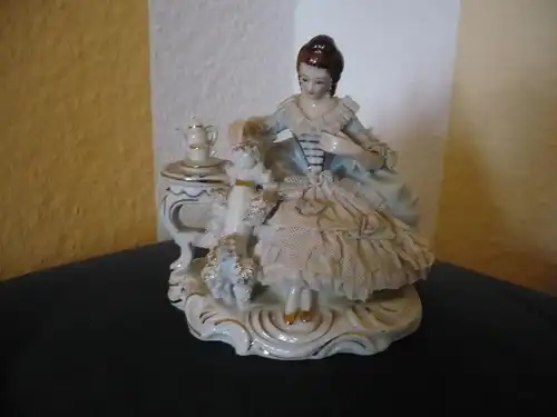 Dame sitzend am Teetisch mit Pudel - Porzellan (829)  Preis reduziert