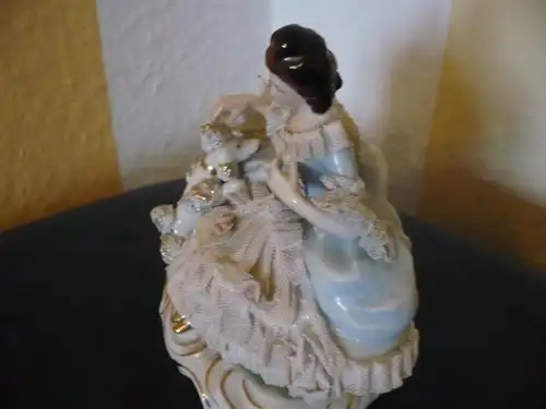 Dame sitzend am Teetisch mit Pudel - Porzellan (829)  Preis reduziert