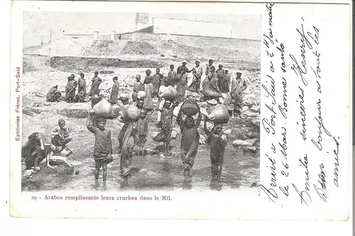 Arabes remplissants leurs cruches dans le Nil v. 1904 (AK4393)