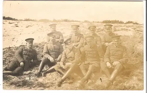 9 Soldaten sitzen in der Düne (AK4446)