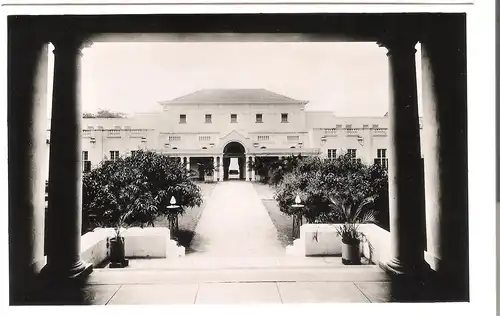 Victoria Falls Hotel - View of the Courtyard v. 1910 (AK4470)