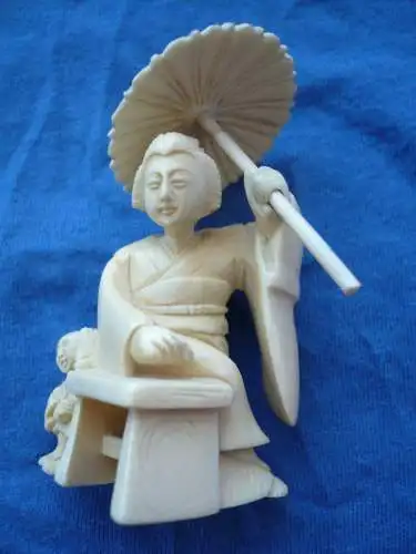 Netsuke - Frau mit Kind und Sonnenschirm - Japan - ca. v. 1900 (864) Preis reduziert