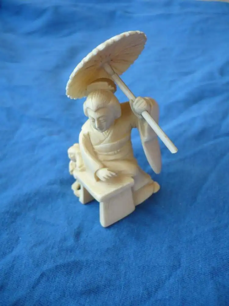 Netsuke - Frau mit Kind und Sonnenschirm - Japan - ca. v. 1900 (864) Preis reduziert 1